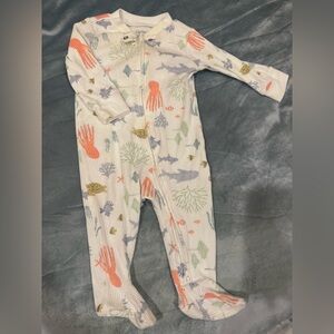 Carter’s Pajama footies-6M